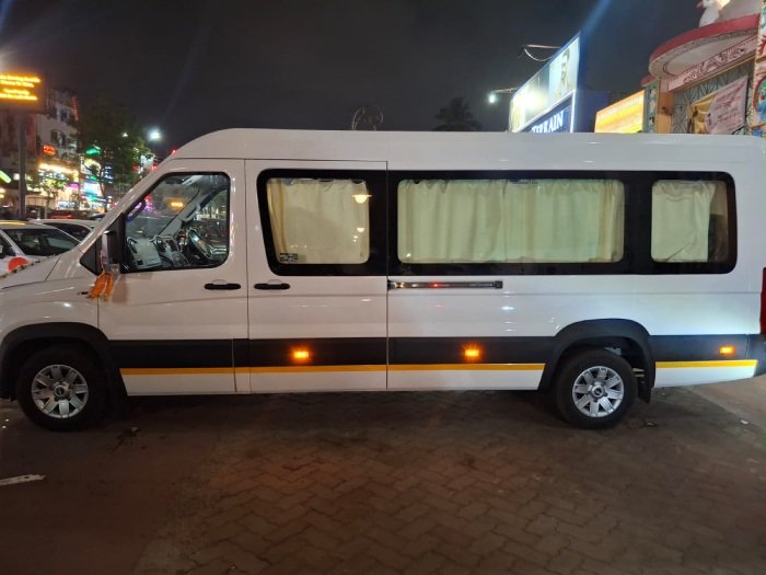 URBANIA 16 SEATER AC