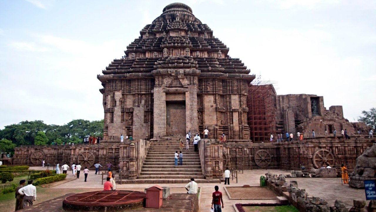 Golden Triangle Tour with Chilika from Bhubaneswar by Cab